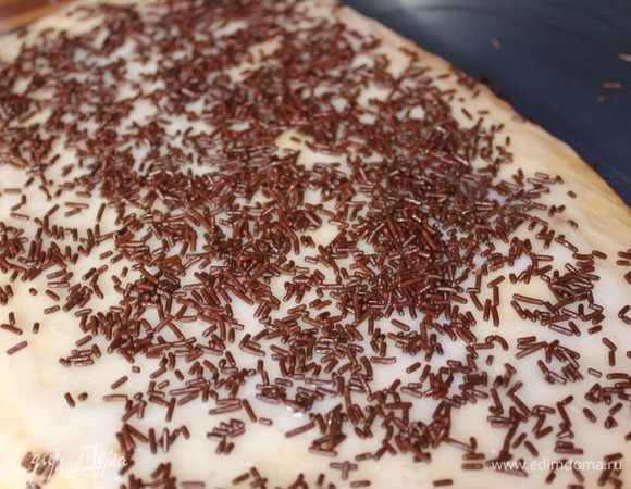 Готовый пирог поливаем глазурью. Для этого разведем сахарную пудру с 2 ложками воды. Сверху я посыпала шоколадом. Даем ему остыть.Нарезаем на квадраты, ромбы и подаем к столу! Приятного чаяпития!