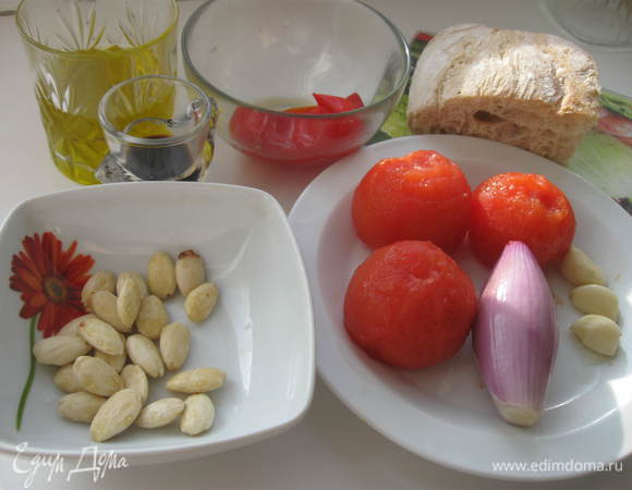 Гаспачо:
Взять однодневный белый хлеб, срезать с него корку. Замочить в воде в большой миске – вода должна чуть прикрывать хлеб. Отжать хлеб. Можете воспользоваться советом Метра Фредерика Лезорда,  который советует предварительно хлебный мякиш вместе с овощами положить в холодильник на час, а потом уже готовить.


 Помидоры обдать кипятком или (если это требуется – помидоры-то разные) положить на пару минут в кипяток, а затем обдать холодной водой, очистить от кожи, разрезать на половинки, вынуть семена, крупно нарезать. 
Перец завернуть в фольгу. На 20 минут  положить его в разогретую до 150 градусов духовку. Вынуть из духовки, развернуть, обдать холодной водой.  Снять шкурку, нарезать.

