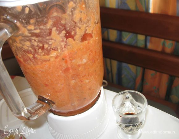 Лук нарезать, поместить в блендер, пюрировать, добавить  помидоры с хлебом, перец, пюрировать, добавляя пассированные помидоры, тонкой струйкой оливковое масло, уксус, воду. Капнуть табаско. Поставить в холодильник минимально на пару часов.

