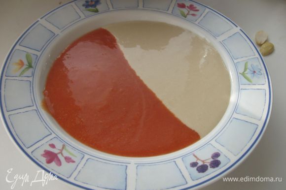 Эффектная подача двух супов – налить их в тарелку из двух половников одновременно с разных сторон тарелки. На супе можно рисовать любые картины и узоры, как вам хочется, с помощью маленькой ложечки и зубочистки. Приятного аппетита!