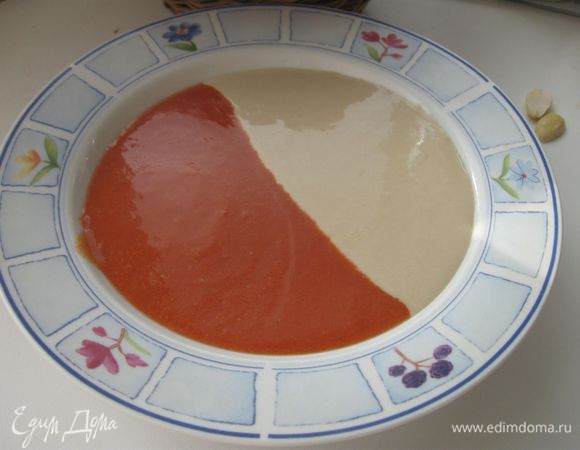 Эффектная подача двух супов – налить их в тарелку из двух половников одновременно с разных сторон тарелки. На супе  можно рисовать любые картины и узоры, как вам хочется, с помощью маленькой ложечки и зубочистки.
Приятного аппетита!

