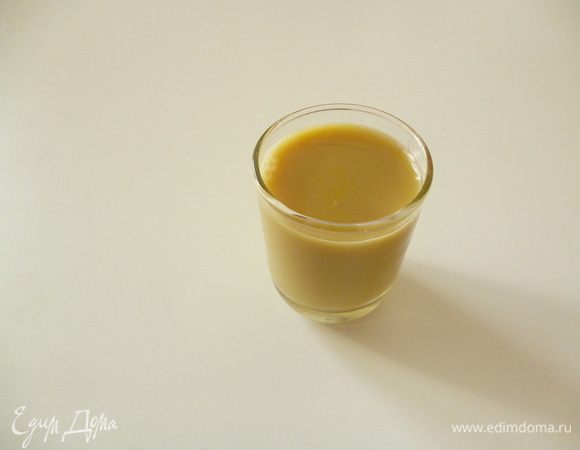 У  меня дома не оказалось яичного ликера и я взяла помощь зала, т.е. задала вопрос в интернете и мне дали совет чем его можно заменить:смешать и взбить вилочкой 3 столовые ложки коньяка + 3 столовые ложки холодной кипяченой воды + 1 столовую ложку сахарной пудры + один желток , вот такой получился напиток:))) Может кому-нибудь пригодится.