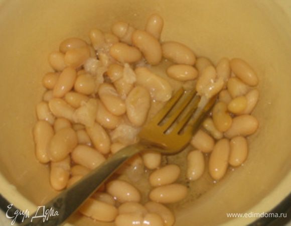 Фасоль сложить в мисочку.