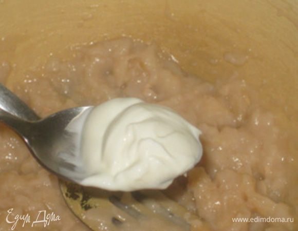 Добавить сметану или крем-фреш.
