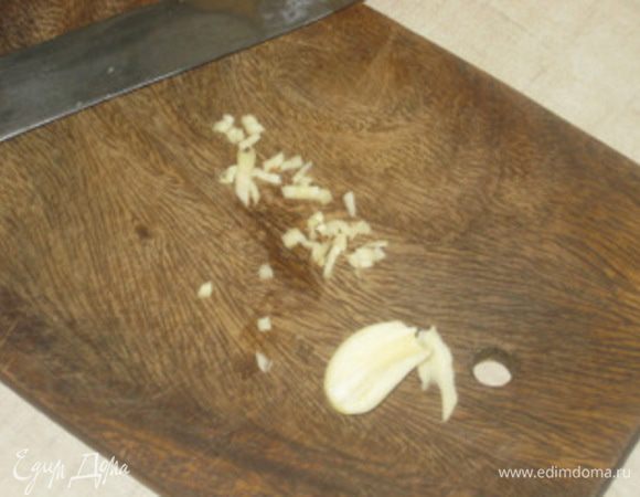 Мелко нарезанный чеснок.