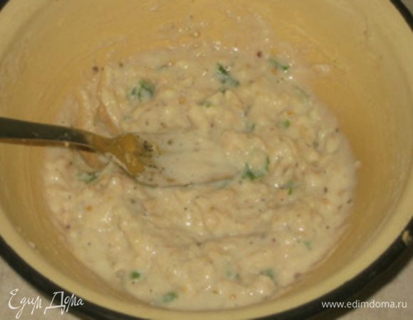 Посолить, поперчить, добавить сушёный имбирь и мелко нарезанный зелёный лук.