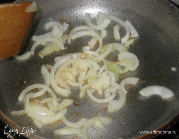 Лук слегка поджарить на оливковом масле.