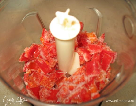 Перец немного разморозить и измельчить в блендере. 