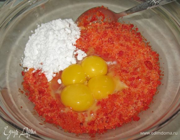 К перцу добавила желтки, крахмал, соль, черный перец и перемешала. 