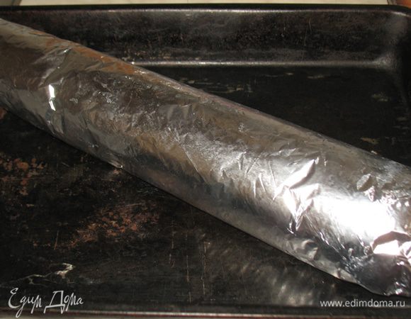 Готовый корж свернула в рулет, дав немного остыть. И оставила до полного остывания.