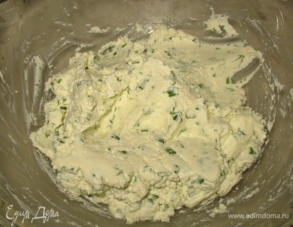 Творог смешала с порезанным укропом, выдавленным чесноком, майонезом, посолила и поперчила по вкусу. Хорошо перемешала. У нас это называется оригинальная закуска и ее часто можно встретить на праздничном столе просто в вазочке. 