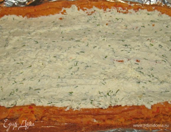 Рулет развернула и намазала творожной смесью. Свернула рулет, удаляя фольгу/пекарскую бумагу. Рулет завернула в фольгу и поставила в холодильник на пару часов, можно и на ночь. 