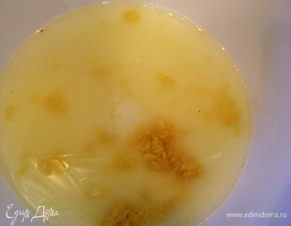 В емкость для взбивания заливаем лимонный сок с цедрой