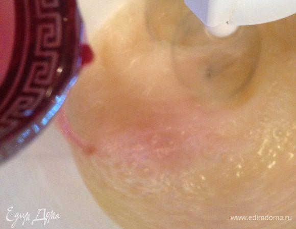 добавляем его к взбиваемым ингредиентам и продолжаем взбивать