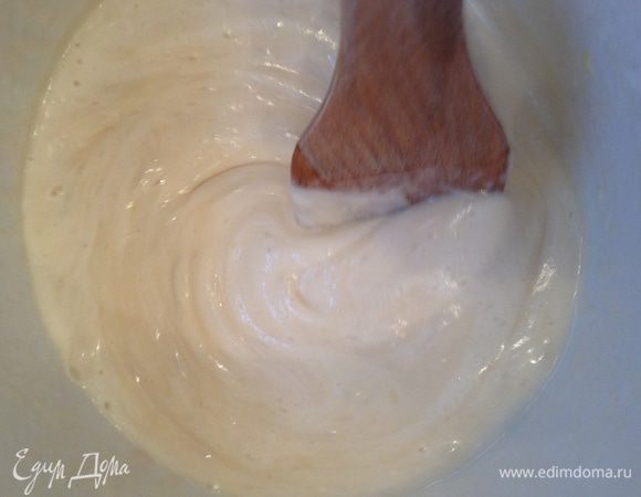 Далее вводим раствор соды и очень быстро и аккуратно перемешиваем лопаточкой. Тесто будет увеличиваться в объеме