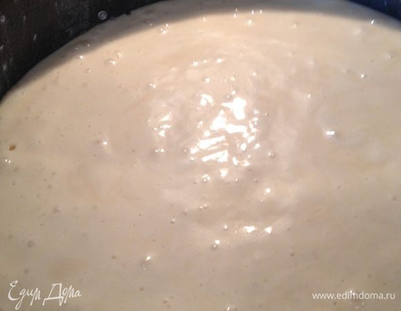 Быстро перелить его в форму, смазанную раст. маслом и посыпанную мукой, и поставить в разогретую до 175 градусов духовку на 35-40 минут ( в рецепте указано 175-180 градусов, минут на 50), но у меня было готово за 35 мин. при 175).  Проверять готовность лучинкой. 