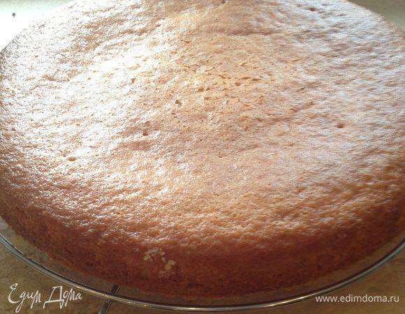 Вот и наш красавец! На такое кол-во продуктов необходима форма в 22 см в диаметре, тогда он получается высоким,  я использовала форму в 26 см. 