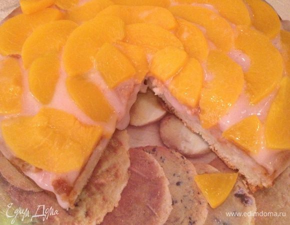 Вот такой у меня получился тортик)) В качестве крема я использовала сваренную и взбитую с фруктовым киселем  манную крупу. Украсила персиками.