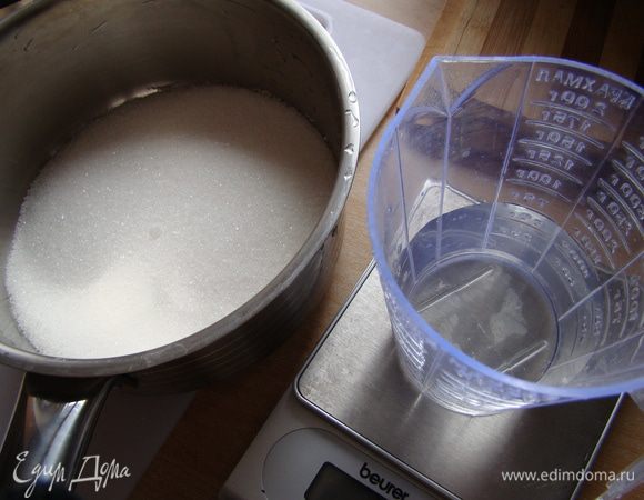 В ковш с толстым дном наливаем воду, лимонный сок и высыпаем сахар, ставим на достаточно сильный огонь