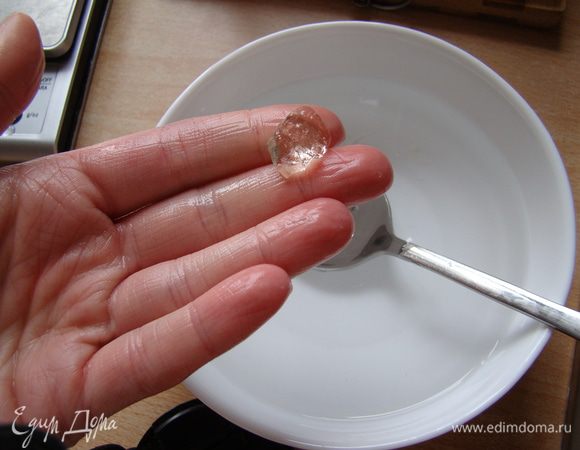 ... делаем пробу на мягкий шарик - заранее приготовить очень холодную воду в мисочке, капать сироп и, собирая каплю с дна, пробовать скатать шарик
