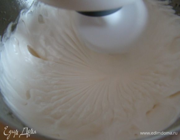В это время взбиваем белки с солью, около 4 минут