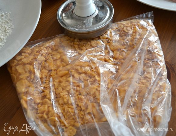 По рецепту кукурузные хлопья предлагается размолоть в миксере до крупной крошки. Но я обычно отбиваю их молоточком для мяса (сложив в пакет для хранения продуктов), чтобы крошка была все же чуть покрупнее, чем после измельчения в миксере, и ощущалась на обжаренных отбивных...  