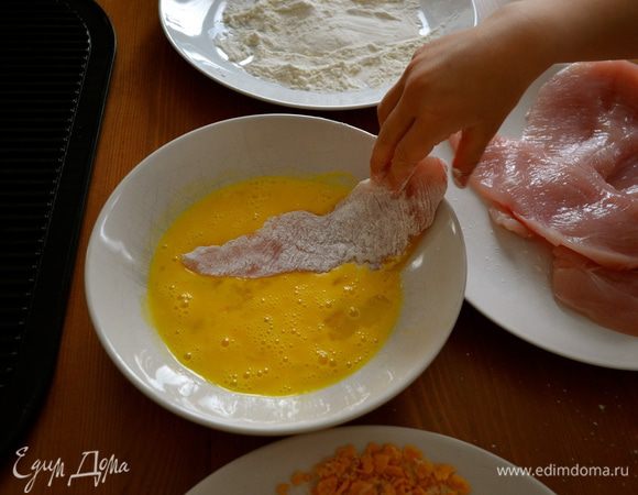Отбивные поочередно обвалять сначала в муке, затем в яйцах... 