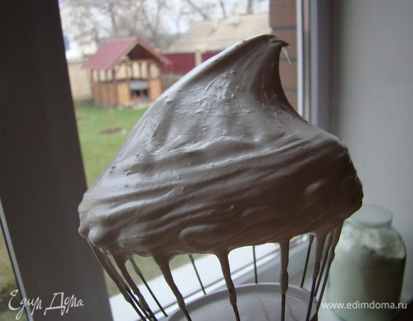 Не выключая миксера, тонкой струйкой вливаем горячий сироп, взбиваем до полного загустения. Готово!