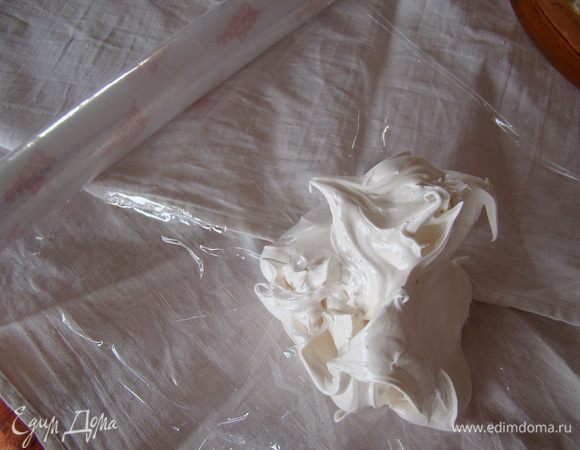 Чтобы легко украсить десерт, переложите часть глазури на пищевую пленку, плотно заверните в "толстую колбаску"