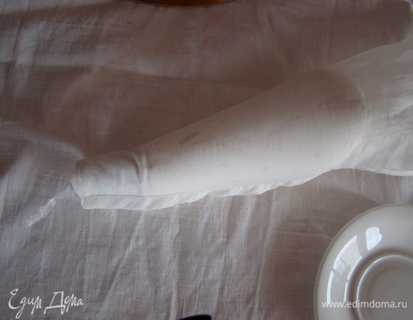 Поместите в кондитерский мешок, отрежьте лишний "хвостик" из пленки, оденьте насадку, и украшайте кондитерское изделие