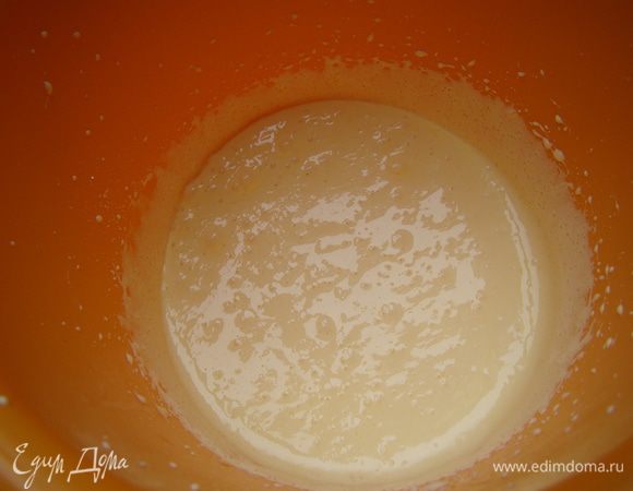 Взбиваем желтки с половиной нормы сахара в пышную белую массу