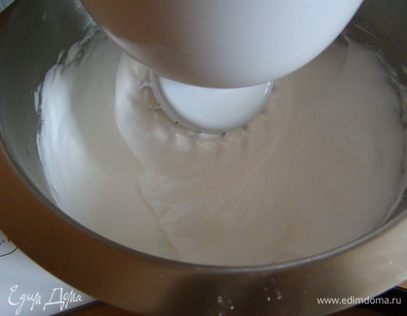 Отдельно взбиваем белки с лимонным соком и оставшимся сахаром