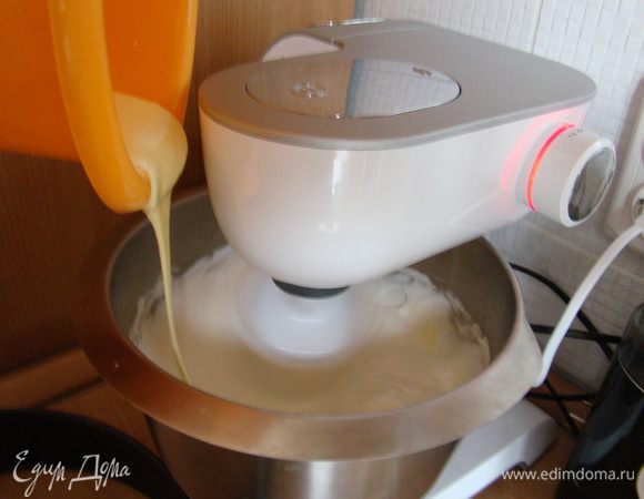 Переключаем миксер на среднюю скорость, тонкой струйкой вливаем желтки