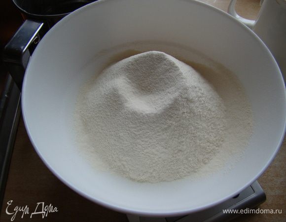 Отдельно просеиваем муку с солью 