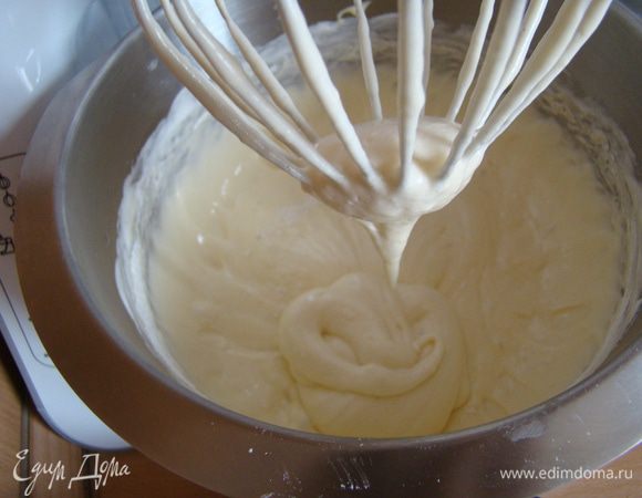 Переключаем миксер на низкие обороты (или аккуратно лопаткой) вводим муку в белки - тщательно перемешиваем