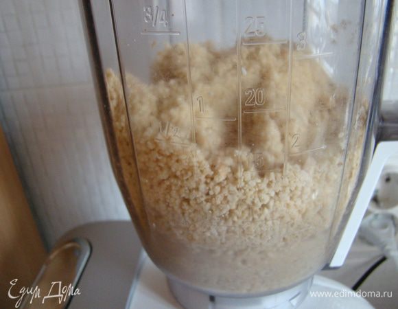 Перемалываем орехи, с добавлением меда, в мелкую крошку