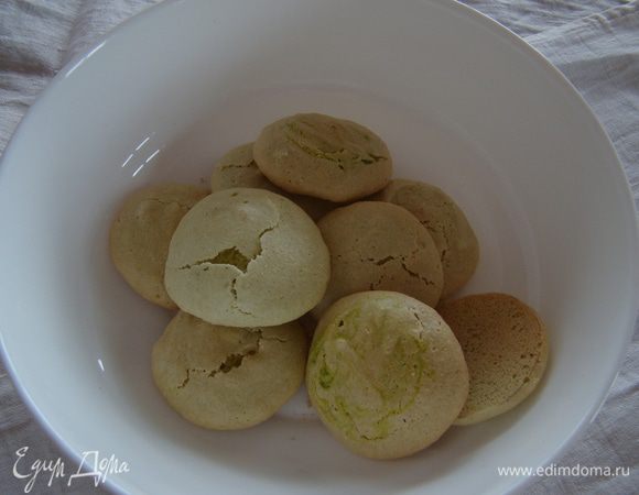 Подготавливаем безешки - рецепт здесь http://www.edimdoma.ru/retsepty/53349-orehovye-beze