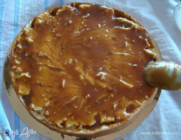 Смазываем карамелью - рецепт здесь http://www.edimdoma.ru/retsepty/53355-karamelnyy-sous-s-viski-po-vzroslomu-karamel