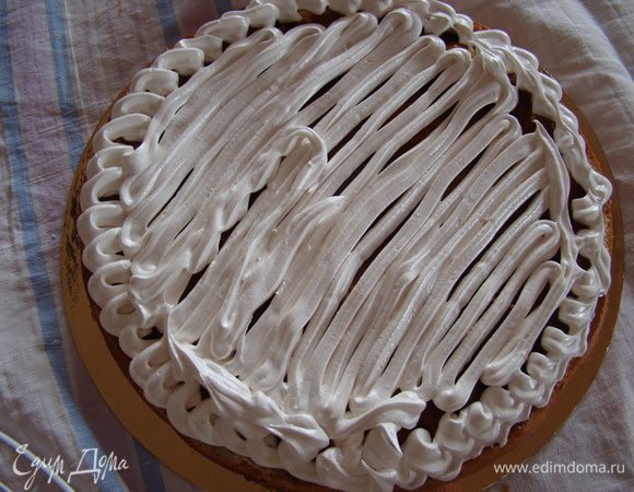 Наносим слой заварного белкового крема...