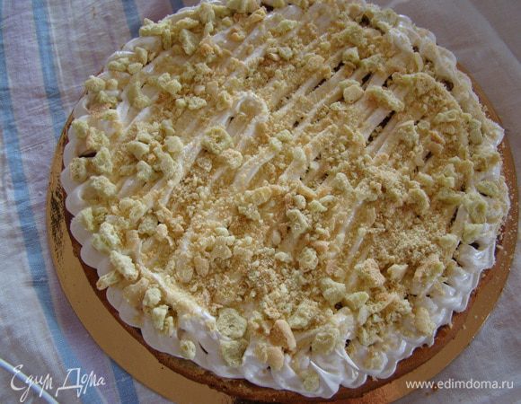 ...раскрошенных ореховых безе и миндальную крошку