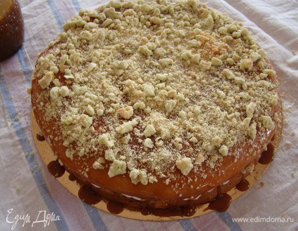 Накрываем вторых коржом, поливаем карамелью, посыпаем орешками и крошкой ореховых безе