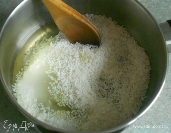 В маленьком сотейнике смешать кокосовую стружку, 90 г сахара, 2 ст. л. воды, щепотку соли и яичные белки.