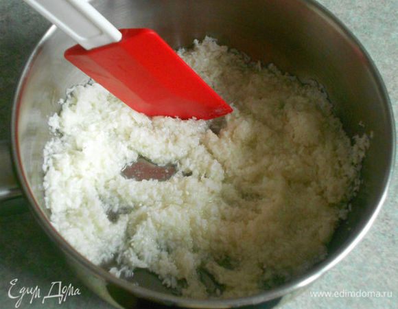 Поставить на маленький огонь и, постоянно помешивая, нагреть до растворения сахара, но не варить.