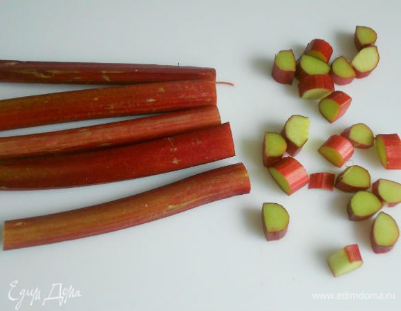 Ревень помыть, если необходимо, очистить от грубой кожицы и нарезать поперёк по 1 см.