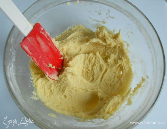 Муку и разрыхлитель смешать и просеивать к масляной смеси попеременно с добавлением молока. Хорошо перемешивать тесто, оно получается достаточно густое.