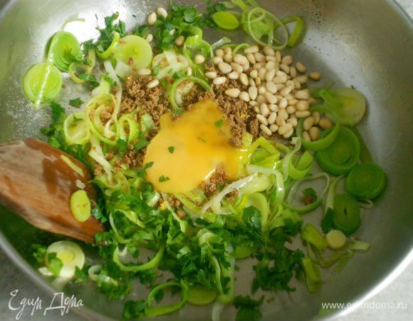 Растопить в сковороде 15 г масла и обжарить лук-порей до мягкости.Снять сковороду с огня, добавить хлебную крошку, орешки, желток, цедру и петрушку.