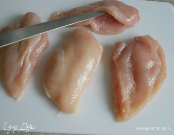 Аккуратно, с помощью острого ножа, на каждой куриной грудке сделайте надрез в виде кармана.