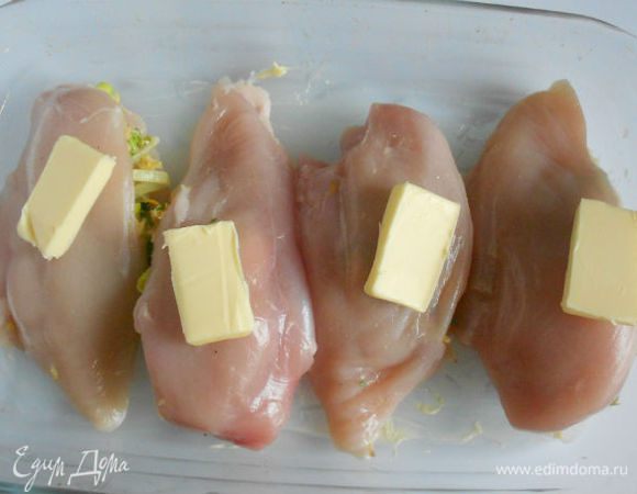 ...переложите их на смазанное маслом огнеупорное блюдо.Положите на каждую ко кусочку оставшегося масла. 