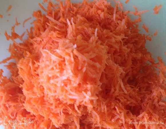 Разогрейте духовку до 180 градусов. Подготовьте форму для пирога: возьмите бумагу для выпечки и застелите разъемную форму для пирога. Натрите морковь на мелкой терке.