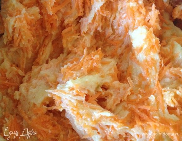 Взбейте масло с сахаром, по одному добавьте желтки, продолжая взбивать миксером либо венчиком. Добавьте сок и цедру апельсина, просеянную муку с разрыхлителем, морковь и всё хорошо перемешайте.